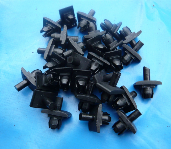 Kühlergrill Clipse Halterung 4 Stück