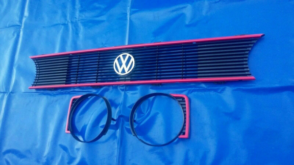GTI Frontgrill mit Chromemblem und roten Leisten