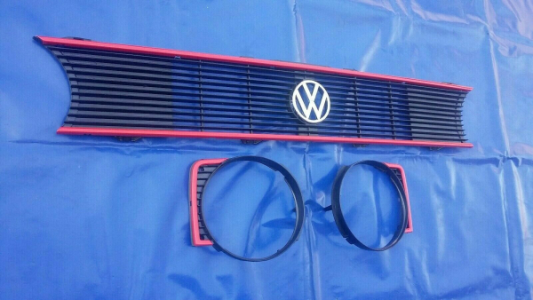 GTI Frontgrill mit Chromemblem und roten Leisten