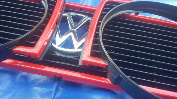 GTI Frontgrill mit Chromemblem und roten Leisten