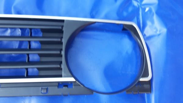 VW Jetta 2 Grill mit silberner Streifen ohne Emblem