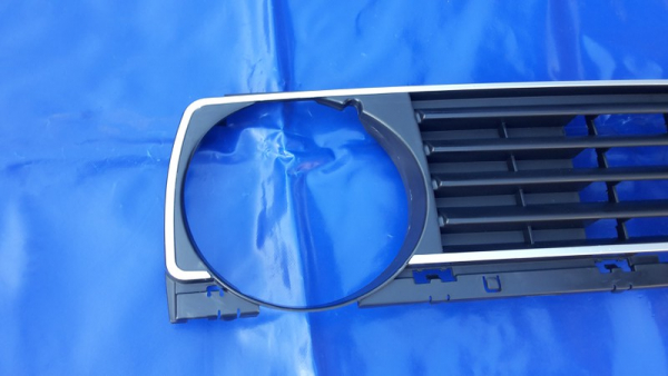 VW Jetta 2 Grill mit silberner Streifen ohne Emblem