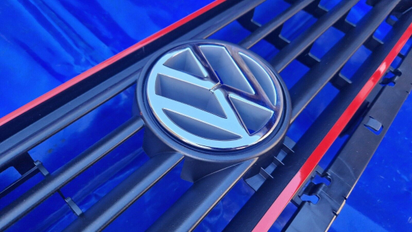 GTI VW Jetta 2 Doppelscheinwerfergrill mit Chromemblem Originalteil