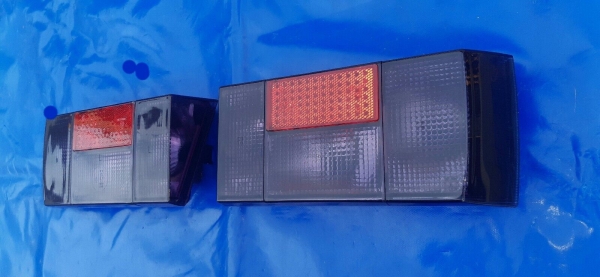 schwarze Rückleuchten mit roten Reflektor (kurze Version) mit E-Nummer